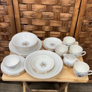Vintage Barratts Delphatic White Pine Cones dinnerware set 27 pcs